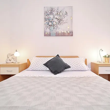 Floras Apartman Tkon