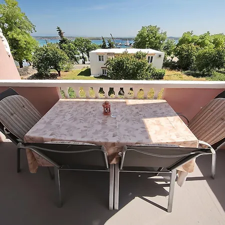 Floras Apartman Tkon