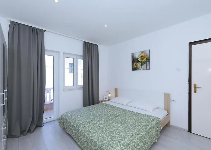 Floras Apartmán Tkon