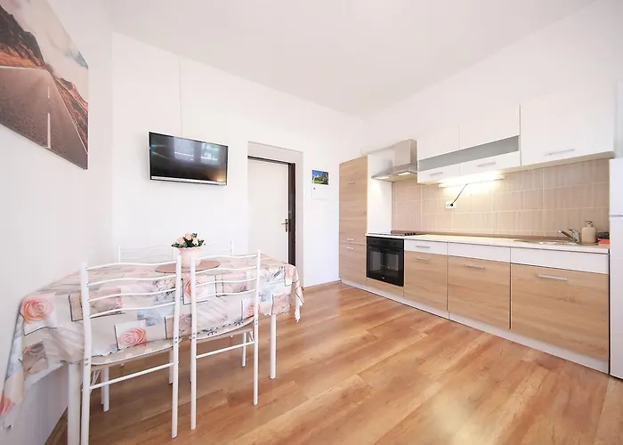 Floras Apartmán Tkon