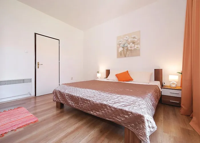 Floras Apartmán Tkon