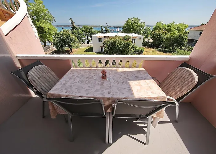 Floras Apartmán Tkon